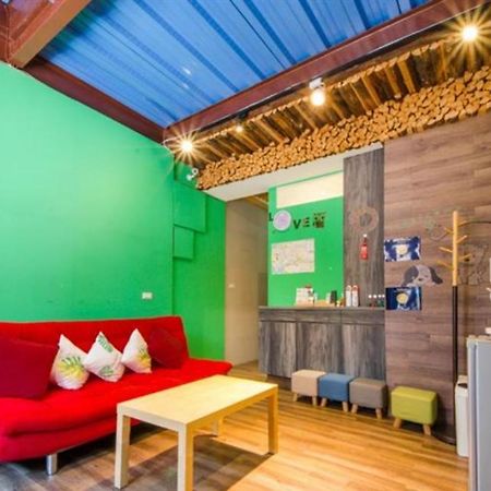 小黑琵416輕旅 Little Happy Hostel Тайнань Экстерьер фото