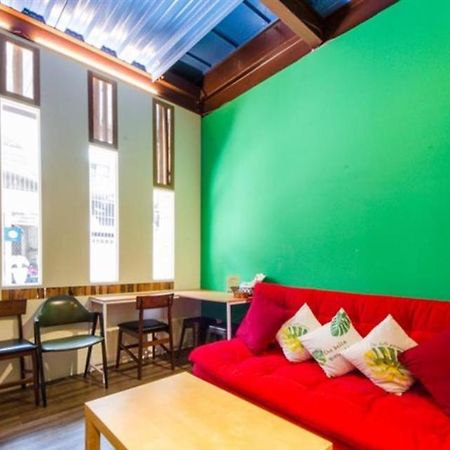 小黑琵416輕旅 Little Happy Hostel Тайнань Экстерьер фото