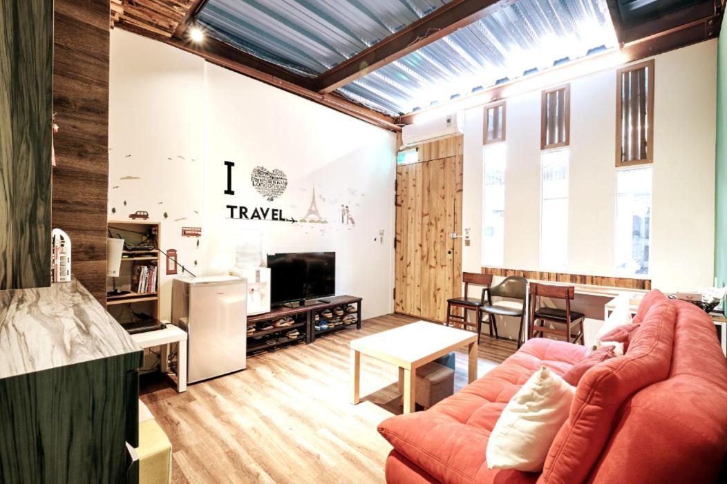 小黑琵416輕旅 Little Happy Hostel Тайнань Экстерьер фото
