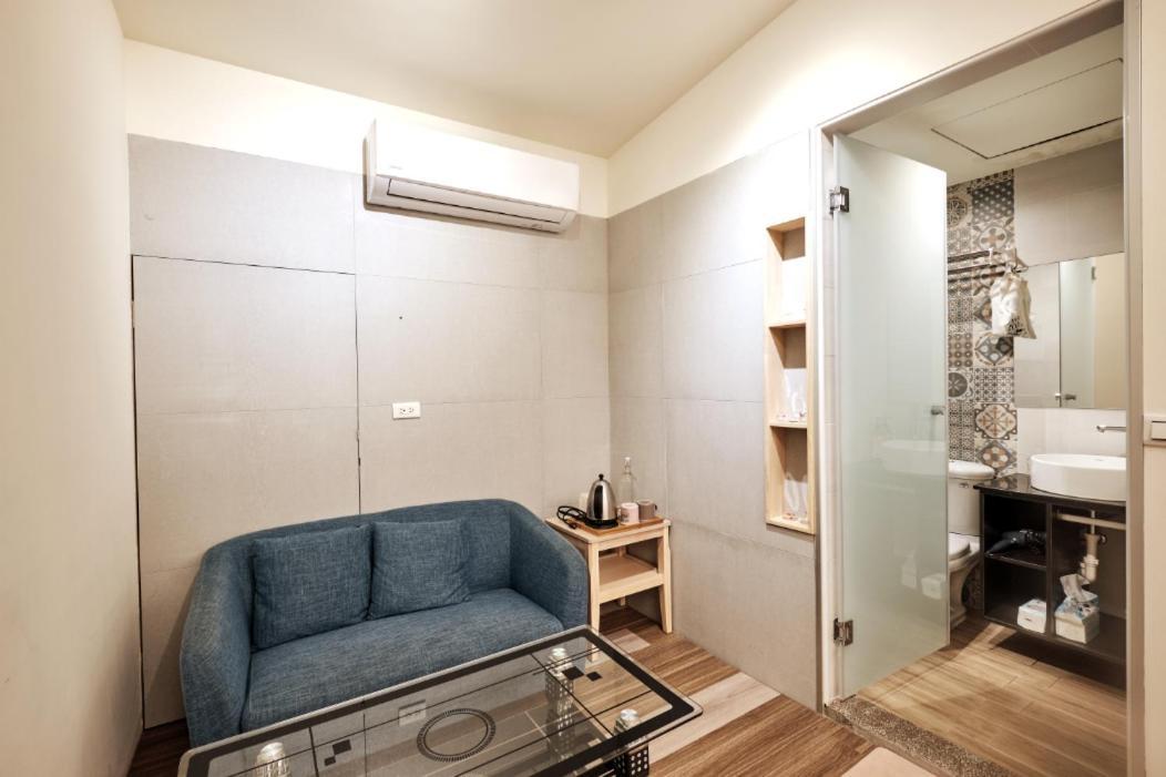 小黑琵416輕旅 Little Happy Hostel Тайнань Экстерьер фото