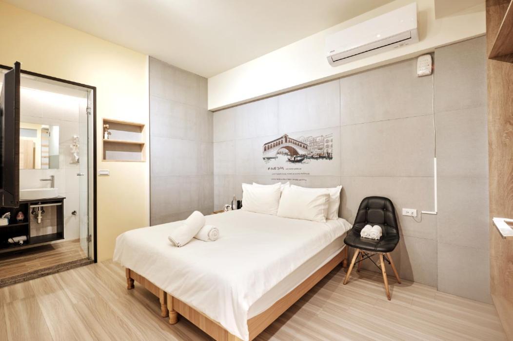 小黑琵416輕旅 Little Happy Hostel Тайнань Экстерьер фото